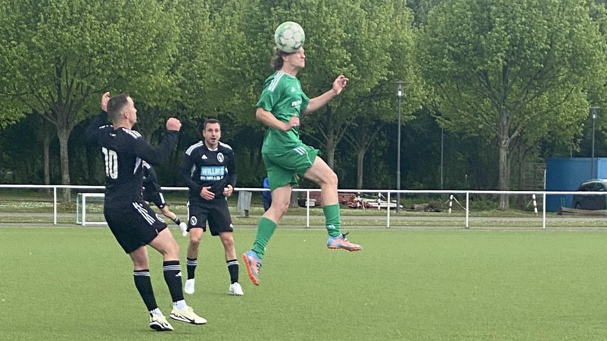 Kreisligaspiel zwischen Schwarz-Weiß Köln und Borussia Lindenthal-Hohenlind II