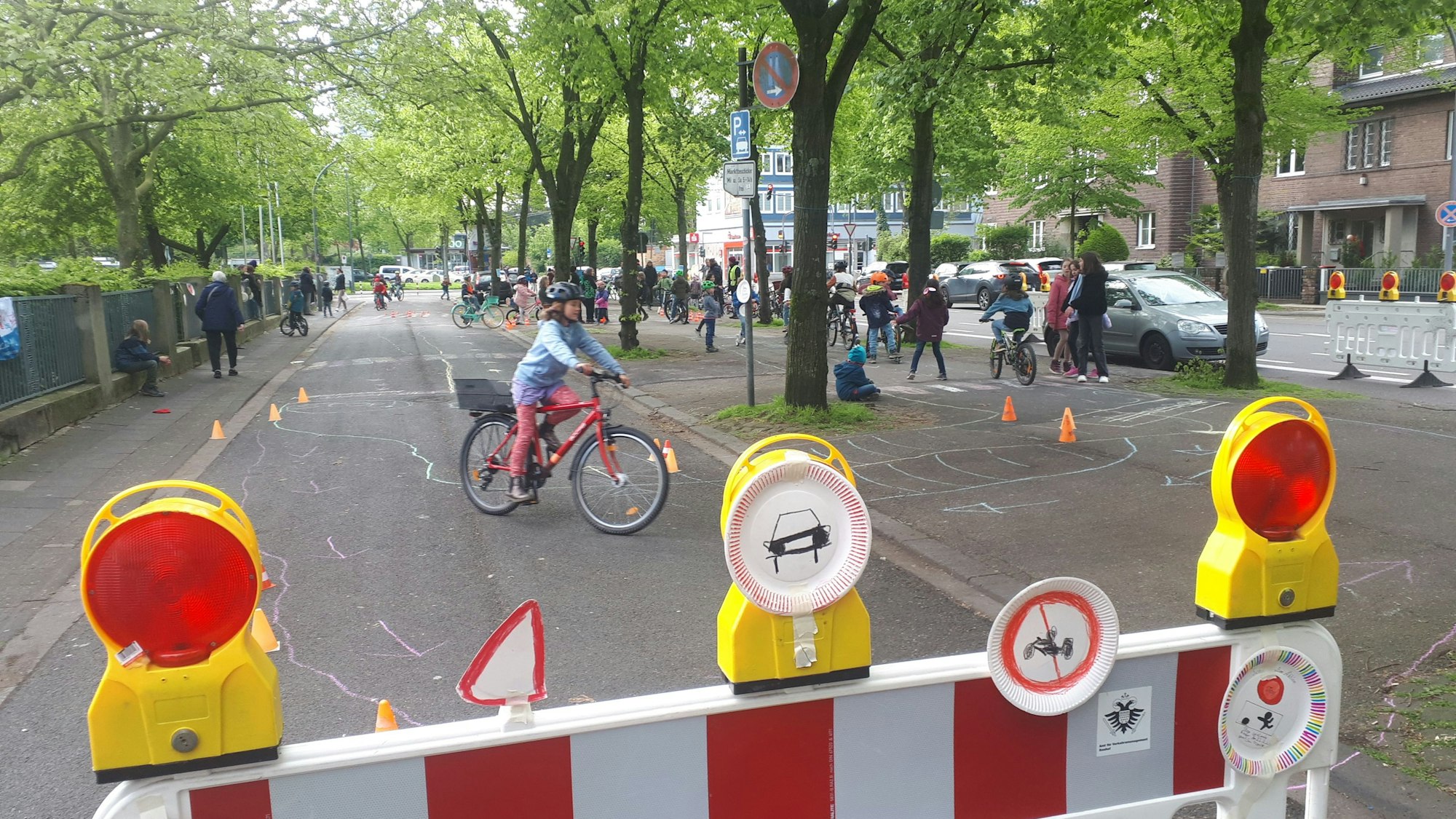 Die Montessori-Grundschule Riehl hat für eine autofreie Schulstraße vor ihrem Gebäude demonstriert. (Archivbild)