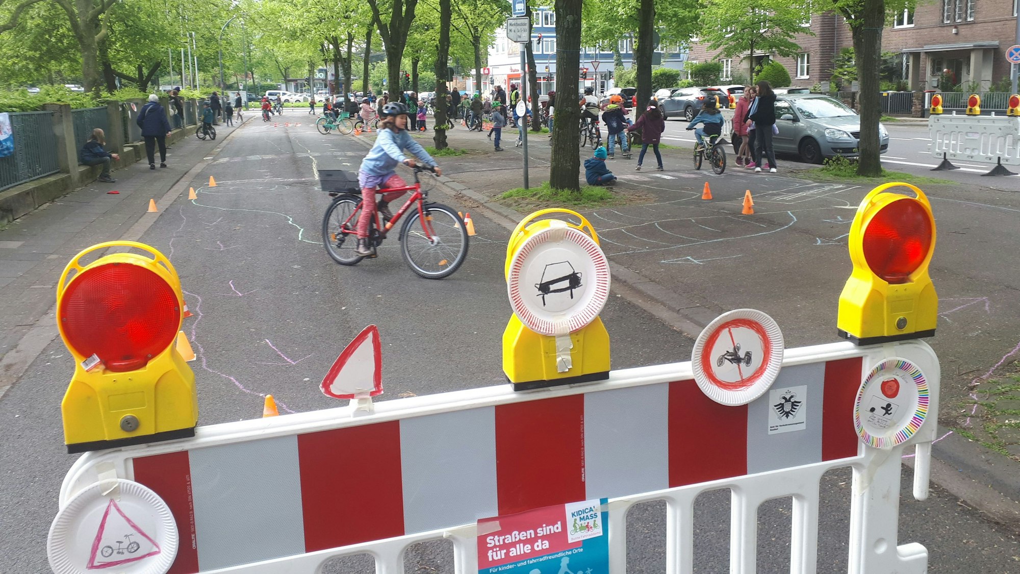 Die Montessori-Grundschule Riehl hat für eine autofreie Schulstraße vor ihrem Gebäude demonstriert. Auf der abgesperrten Straße wurde geradelt und gerollert. Auch auf dem Schulhof fanden Aktionen rund um Verkehrssicherheit statt.