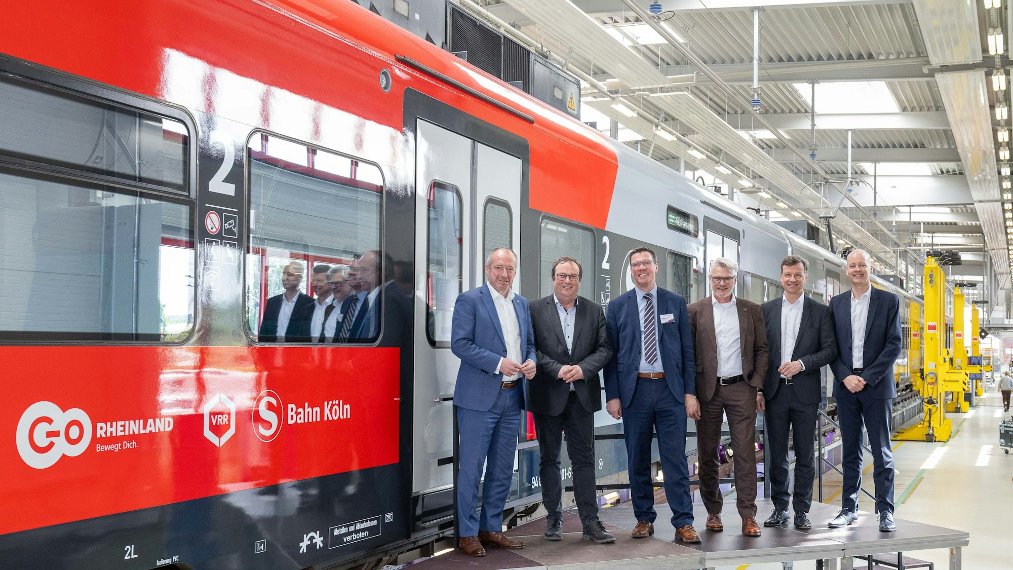 Fahrzeugpräsentation S-Bahn ET424 Redesign am 22.04.2024 im S-Bahn Werk Nippes:
Oliver Wittke, Vorstandssprecher Verkehrsverbund Rhein-Ruhr;
Oliver Krischer, Minister für Umwelt, Naturschutz und Verkehr NRW;
Stephan Santelmann, Verbandsvorsteher go.Rheinland;
Ascan Egerer, Beigeordneter für Mobilität der Stadt Köln;
Michael Vogel, Geschäftsführer go.Rheinland;
Harmen van Zijderveld, Vorstand DB Regio Schiene;
