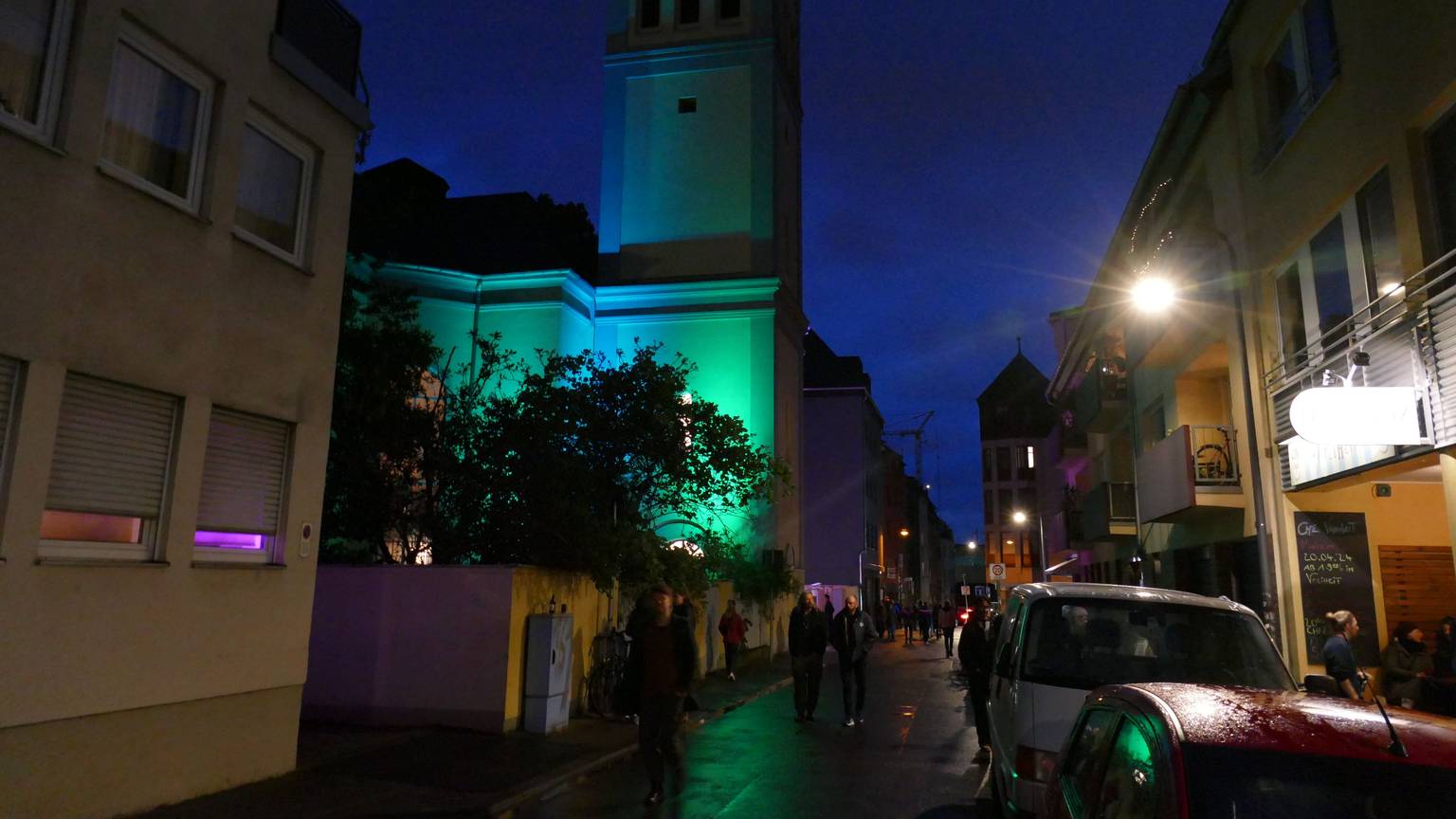 Eine Kirche wird bunt beleuchtet.