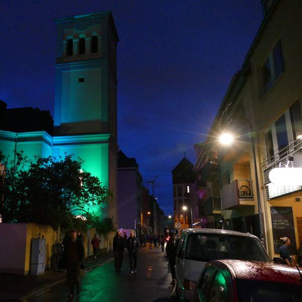 Eine Kirche wird bunt beleuchtet.