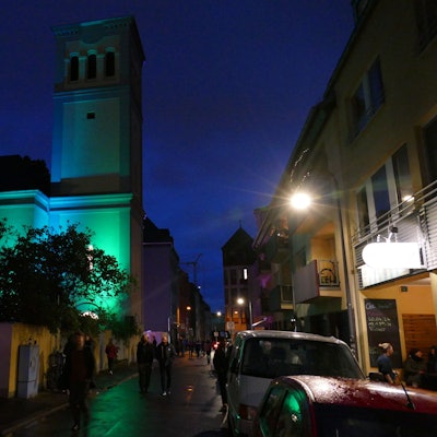 Eine Kirche wird bunt beleuchtet.