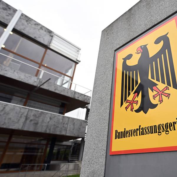 09.04.2024, Baden-Württemberg, Karlsruhe: Ein Hinweisschild mit Bundesadler und dem Schriftzug Bundesverfassungsgericht, aufgenommen vor dem Gericht. Der Erste Senat des Gerichts verkündet (ab 10.00 Uhr) das Urteil in Sachen ·Regelungen zur Vaterschaftsanfechtung·. Derzeit haben biologische Väter kein Recht, Vaterschaften anzufechten, wenn zwischen dem Kind und dem gesetzlichen Vater laut Familiengericht eine sozial-familiäre Beziehung besteht, der Mann also Verantwortung für das Kind trägt. Foto: Uli Deck/dpa +++ dpa-Bildfunk +++