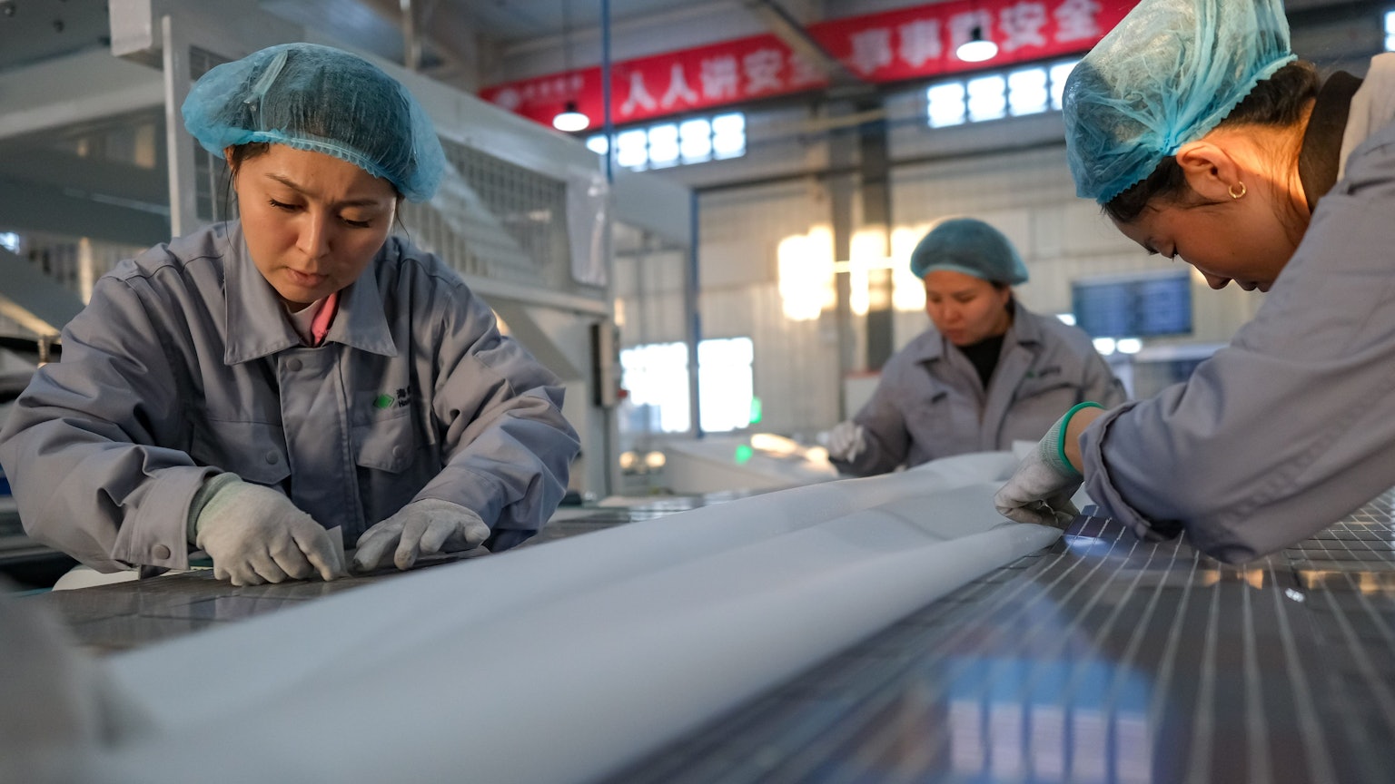 China, Mori: Arbeiter fertigen Solarmodule in einer Fabrik in der Autonomen Präfektur Changhi der Hui.