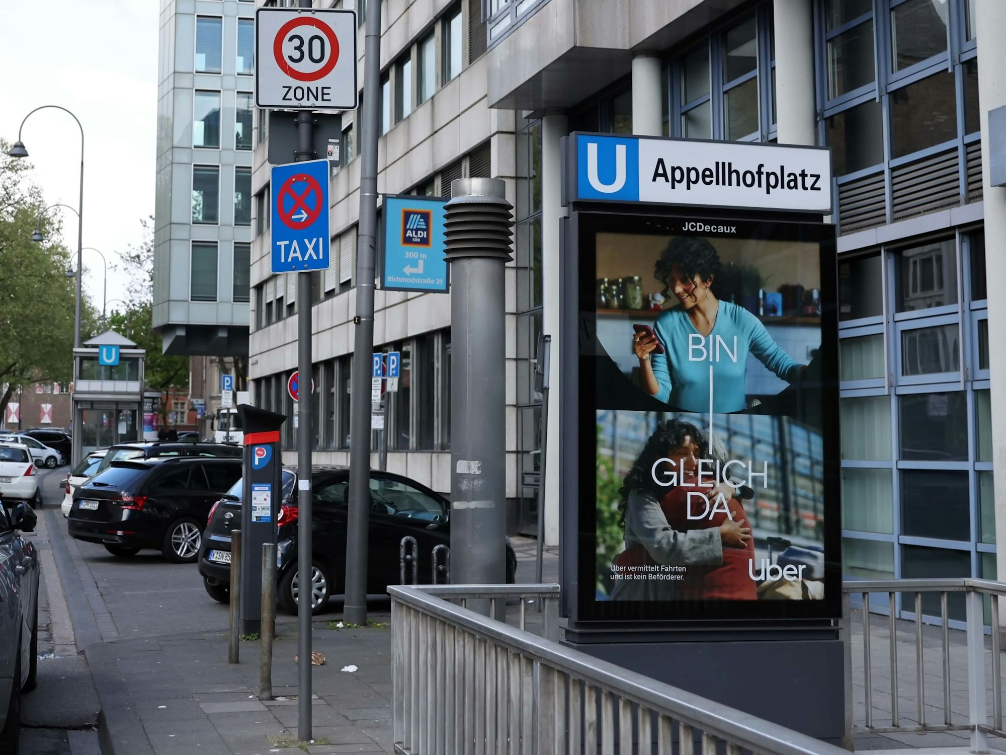 Eingang zur U-Bahn-Haltestelle Appellhofplatz.