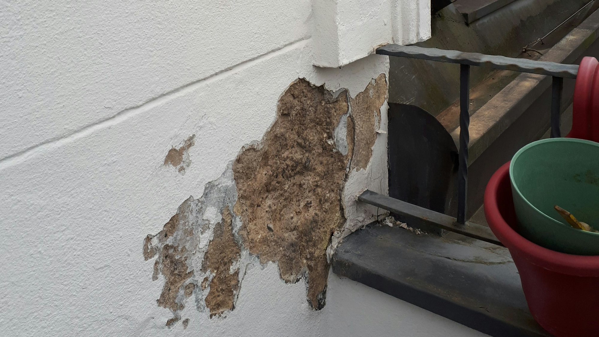 Die feinen Risse sind an der Fassade des von 1906 stammenden Hauses deutlich zu sehen.