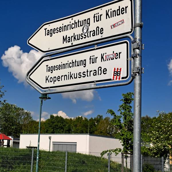 Hinweisschilder an einer Straße. Die Pfeile weisen auf eine Tageseinrichtung für Kinder Markusstraße und die Tageseinrichtung für Kinder Kopernikusstraße hin.