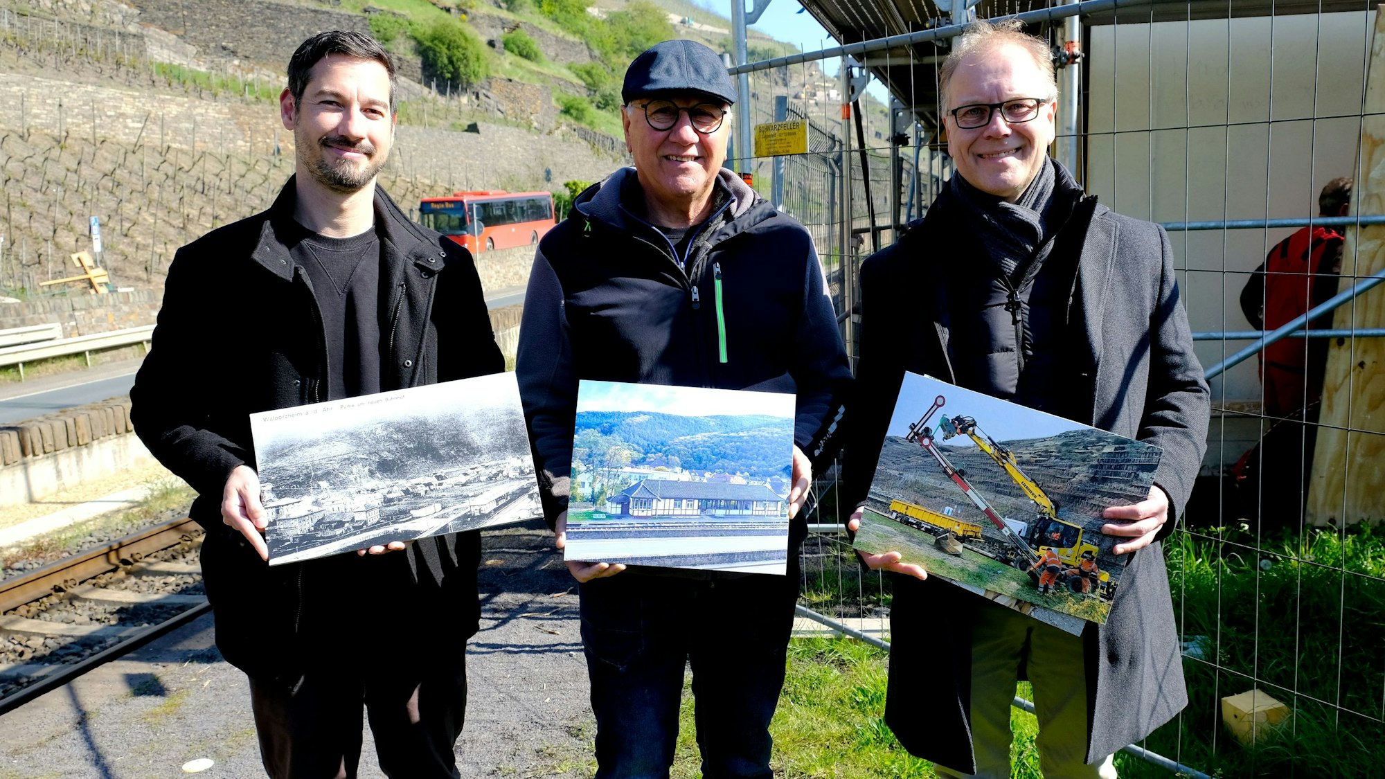 Raphael Thörmer, der Walportzheimer Ortsvorsteher Gregor Sebastian und Museumsdirektor Dr. Carsten Vorwig stehen nebeneinander und halten Bildtafeln in den Händen.