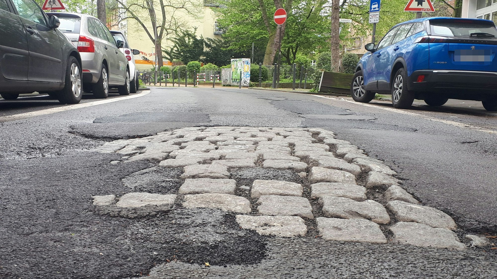 Der Asphalt in Höhe des Bremskissens auf der Hartwichstraße ist deutlich geschädigt.