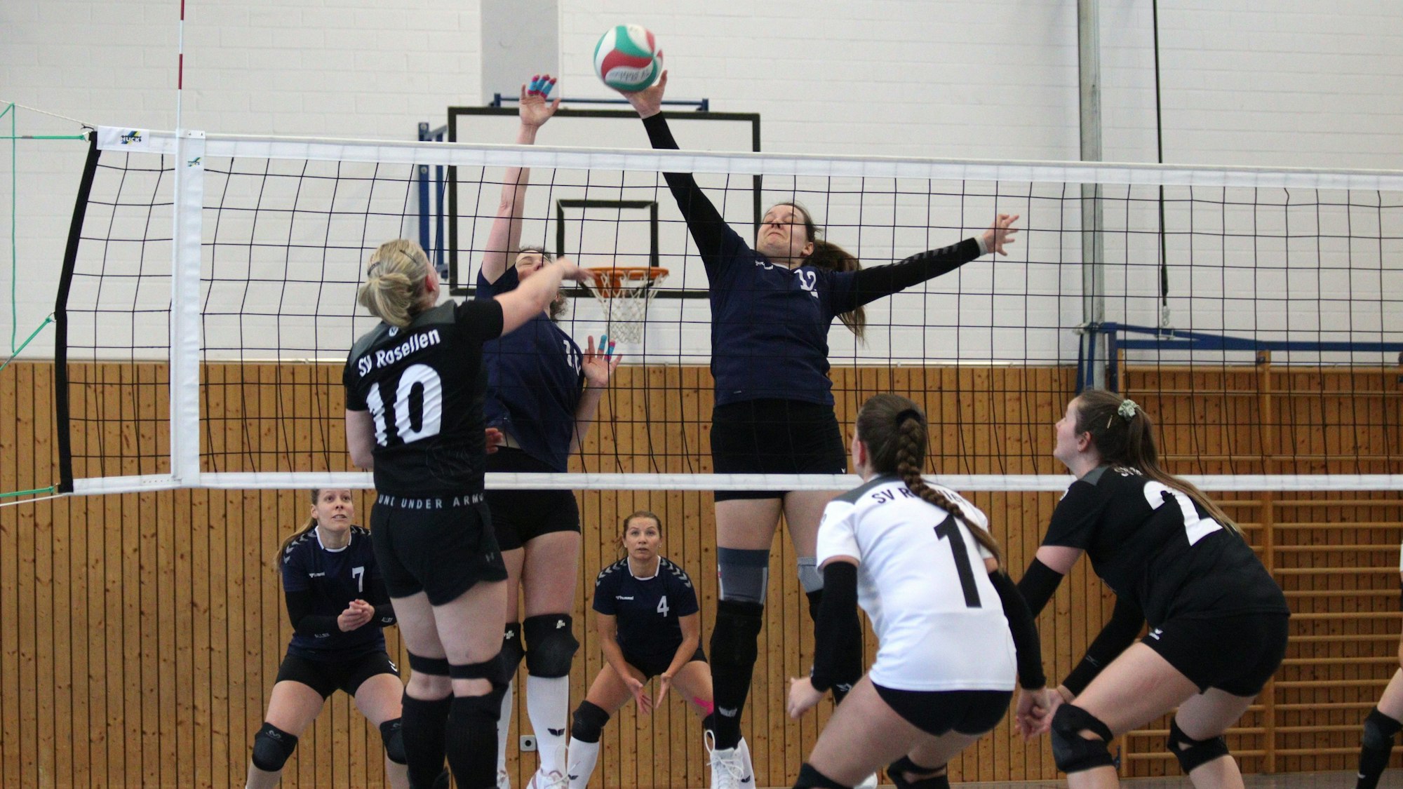 Action am Netz: Die Spielerin des TV Stotzheim blockt einen Ball erfolgreich.