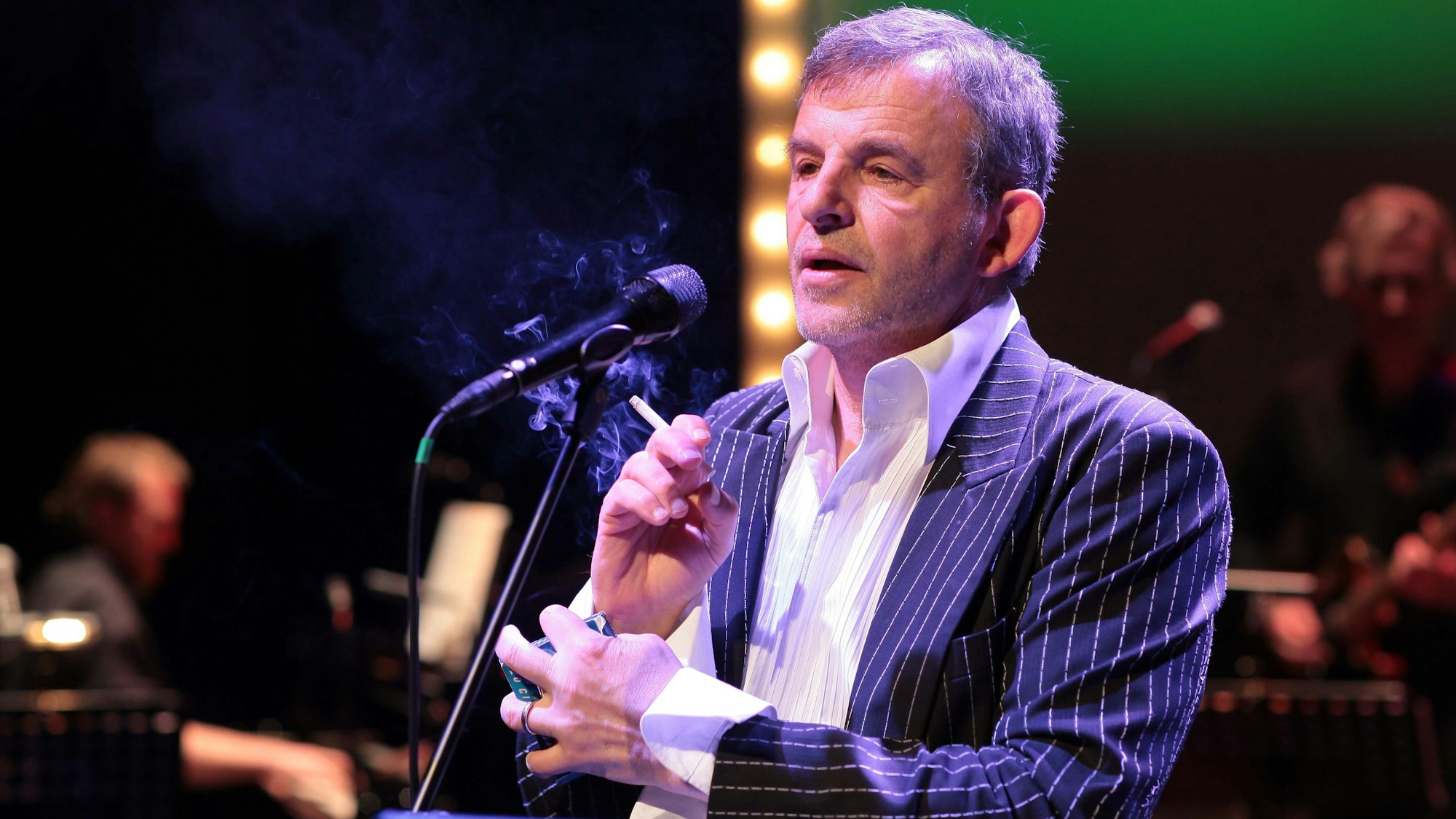 Auf dem Bild ist Domique Horwitz als Serge Gainsbourg zu sehen.