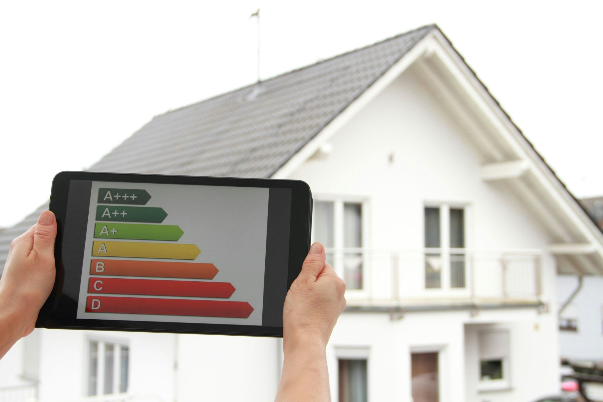energy label with a house in the background