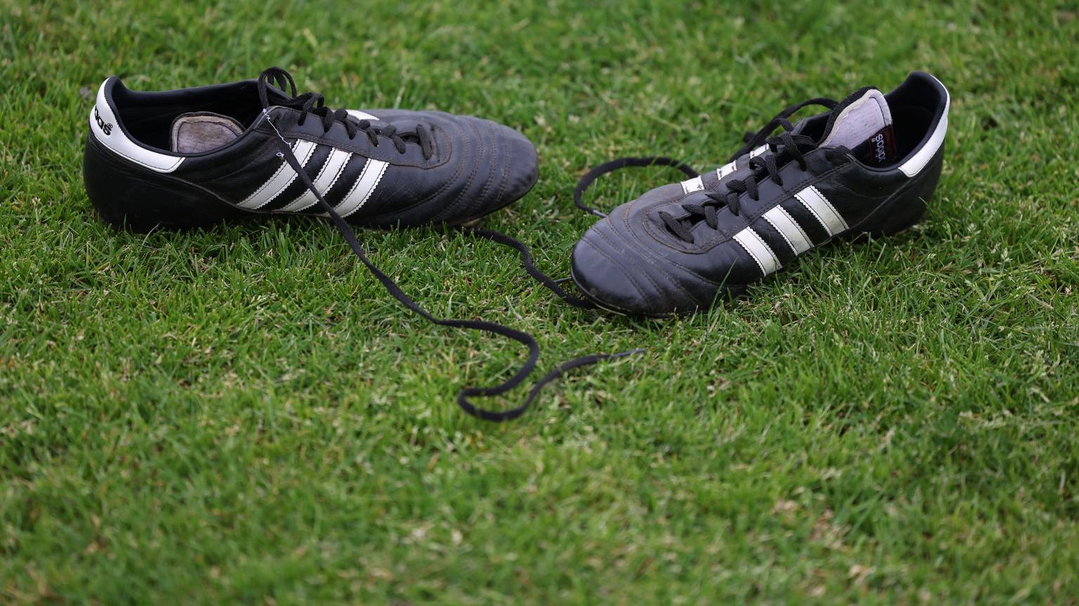 Fußballschuhe liegen am Spielfeldrand. (zu dpa: «Trainer Olivier Caillas wegen Gewaltvorfall am Samstag suspendiert») +++ dpa-Bildfunk +++
