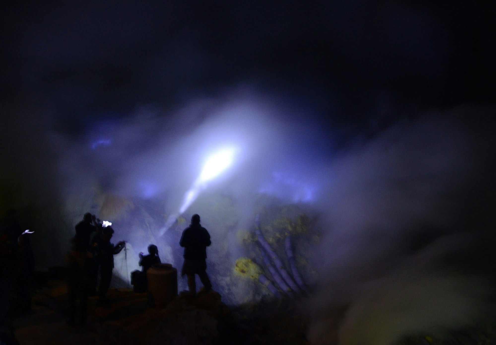 Blaues Feuer im Ijen-Krater.