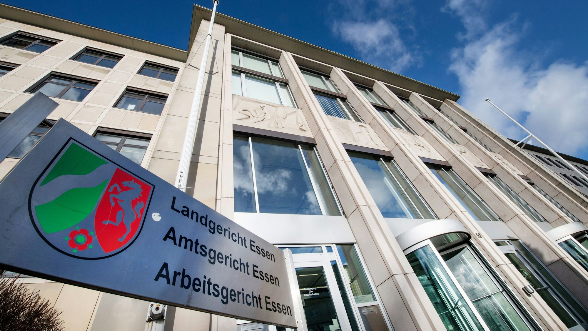 ARCHIV - 09.01.2019, Nordrhein-Westfalen, Essen: Blick auf das Gebäude, in dem sich Landgericht, Amtsgericht und Arbeitsgericht befinden.