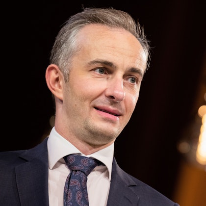 Der Satiriker und Moderator Jan Böhmermann steht während einer Preisverleihung mit einem Anzug auf der Bühne.