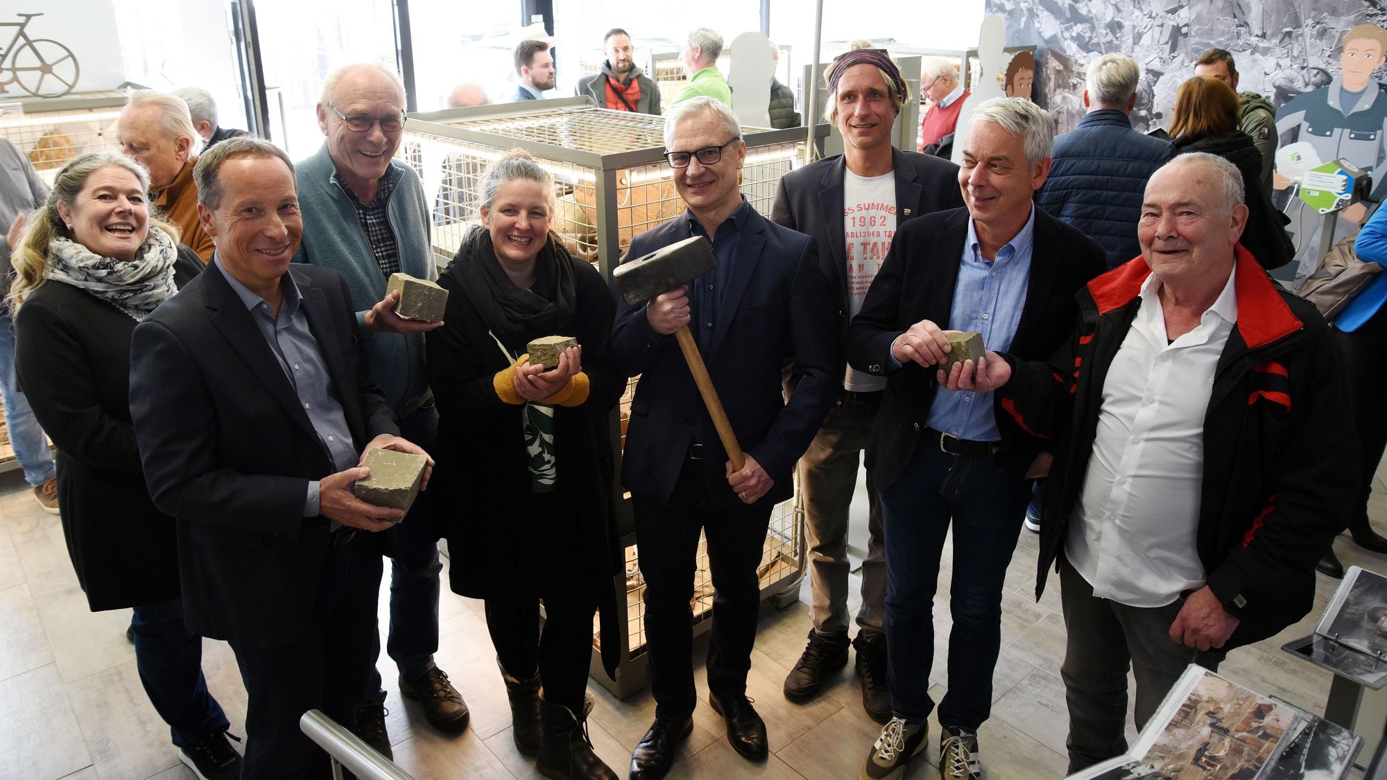Gruppenfoto zahlreicher Akteure im neuen Grauwackemuseum in Lindlar.