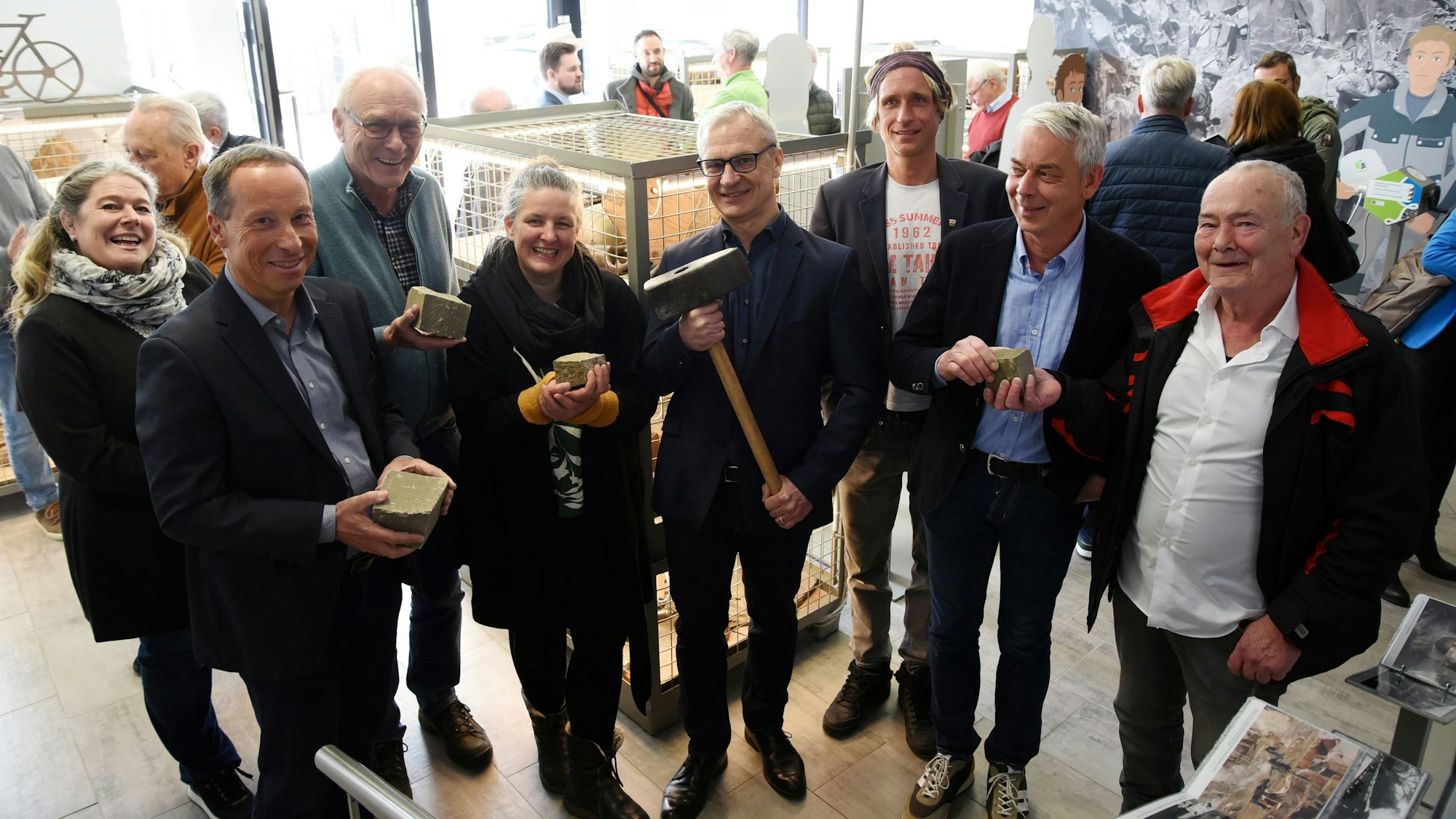 Gruppenfoto zahlreicher Akteure im neuen Grauwackemuseum in Lindlar.