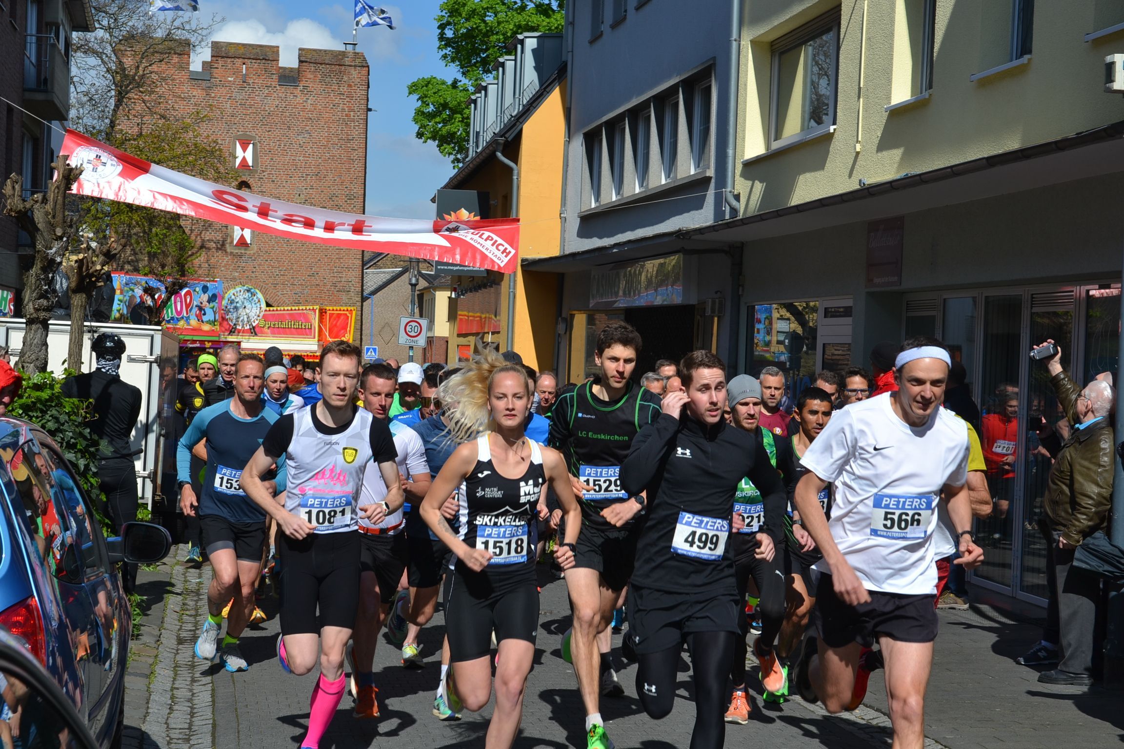 Der Start des Eifelcup-Rennens beim Chlodwiglauf in Zülpich.