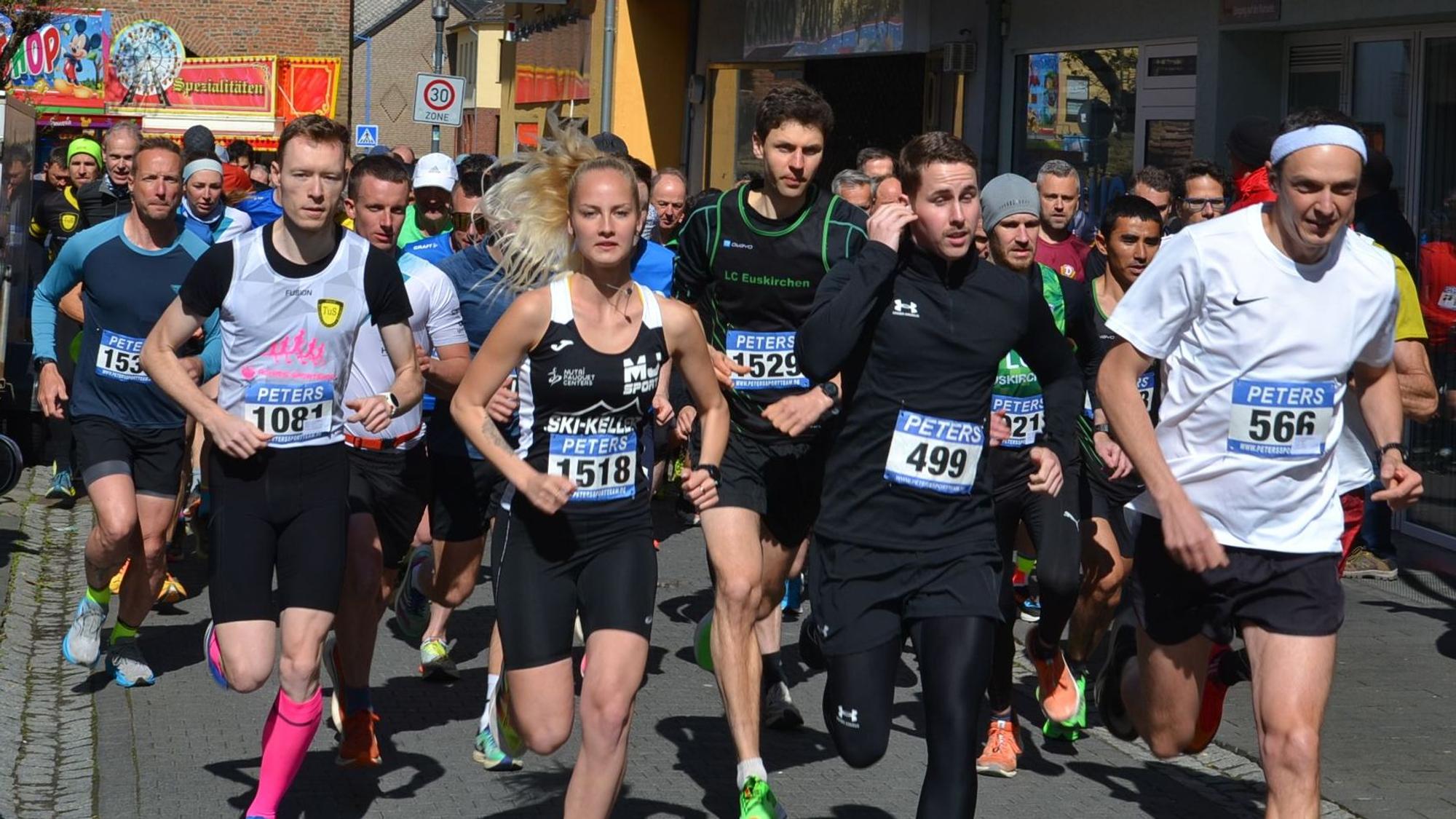 Der Start des Eifelcup-Rennens beim Chlodwiglauf in Zülpich.