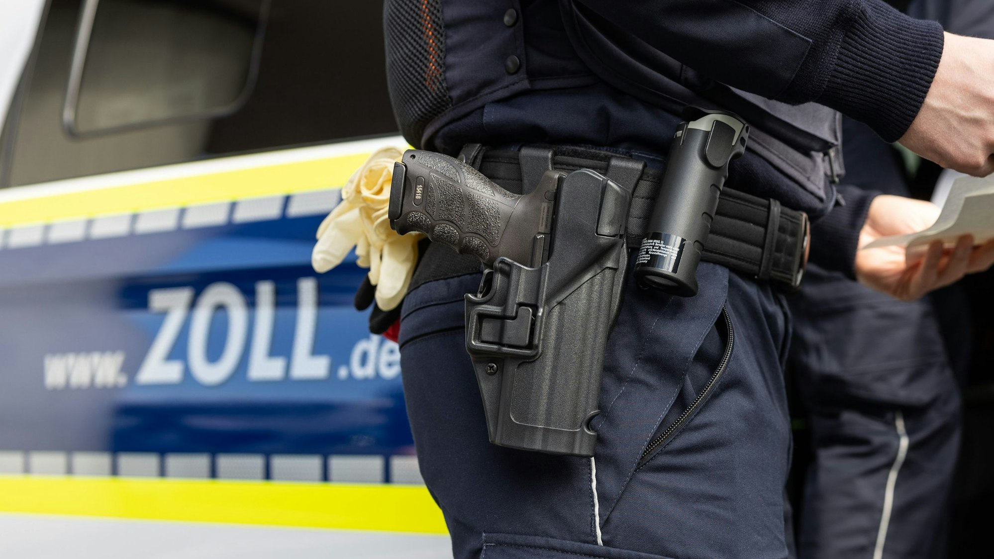 Die Szene einer Zollkontrolle.