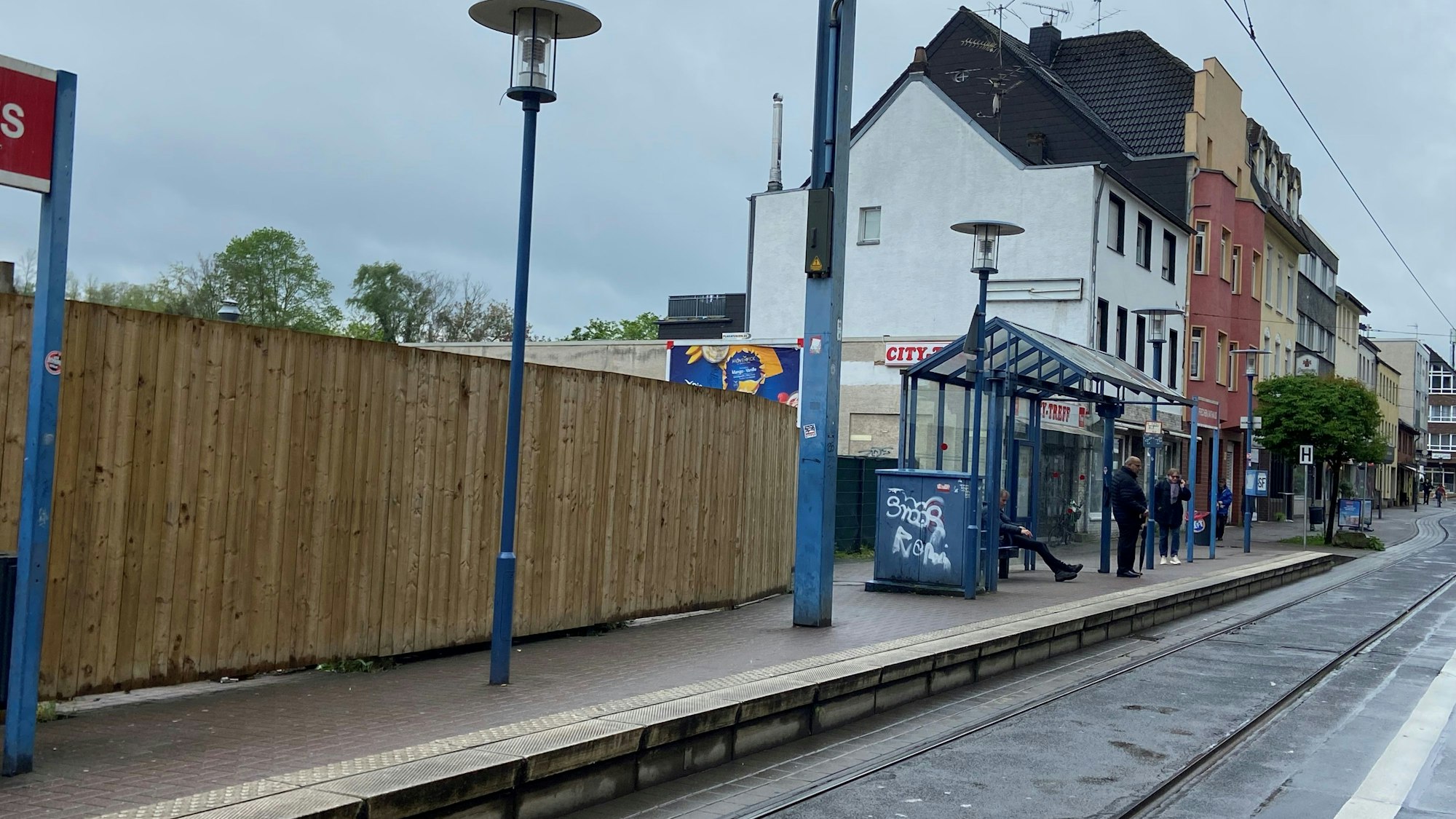 Auf dem Bild ist der als zu schmal kritisierte Gehweg zu sehen.