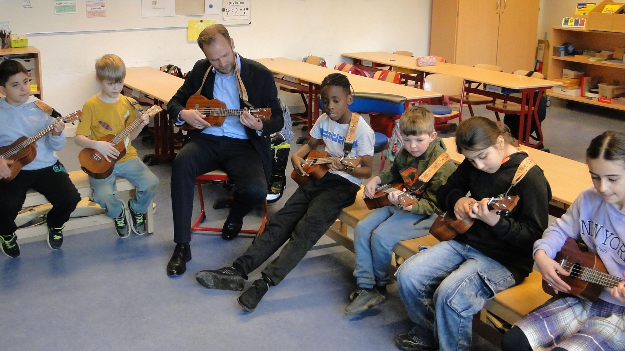 Robert Voigstberger (Mitte) nahm bei seinem Besuch selbst die Ukulele in die Hand.