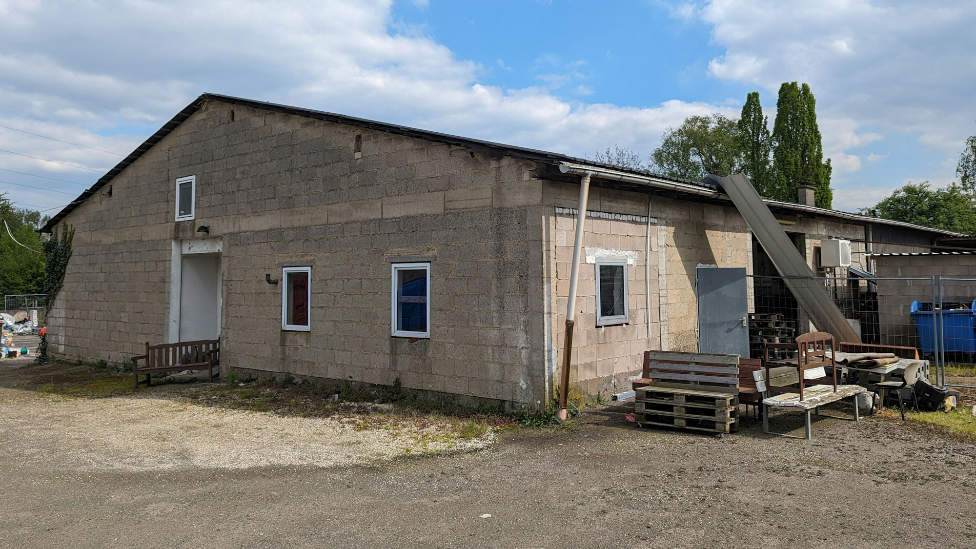 Auf dem Foto ist der Schlachthof in Hürth mit seinen Stallungen zu sehen.