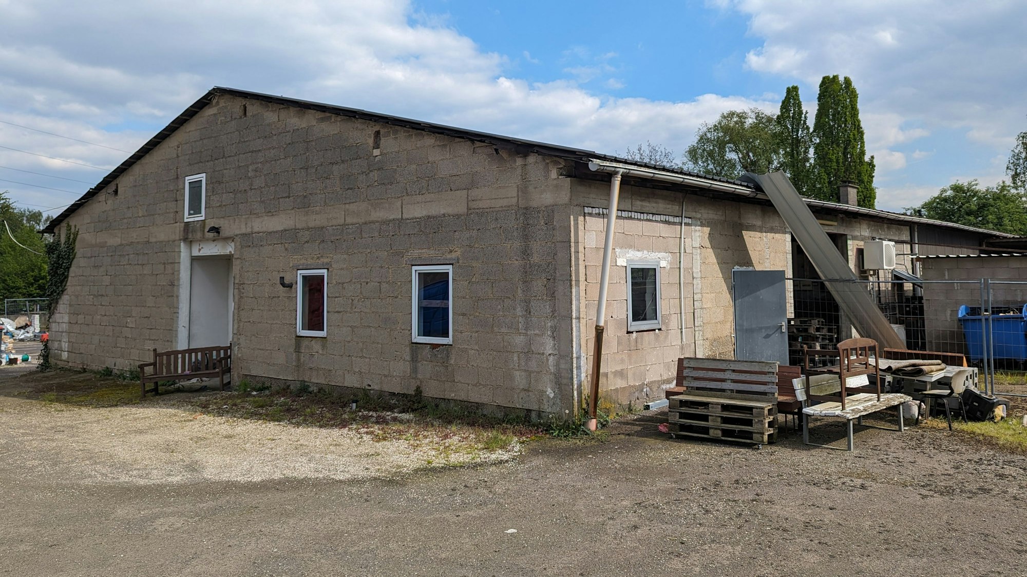 Anfang 2023 war der Schlachthof in Hürth-Fischenich geschlossen worden. Dort soll es zu massiven Verstößen gegen das Tierschutzgesetz gekommen sein.