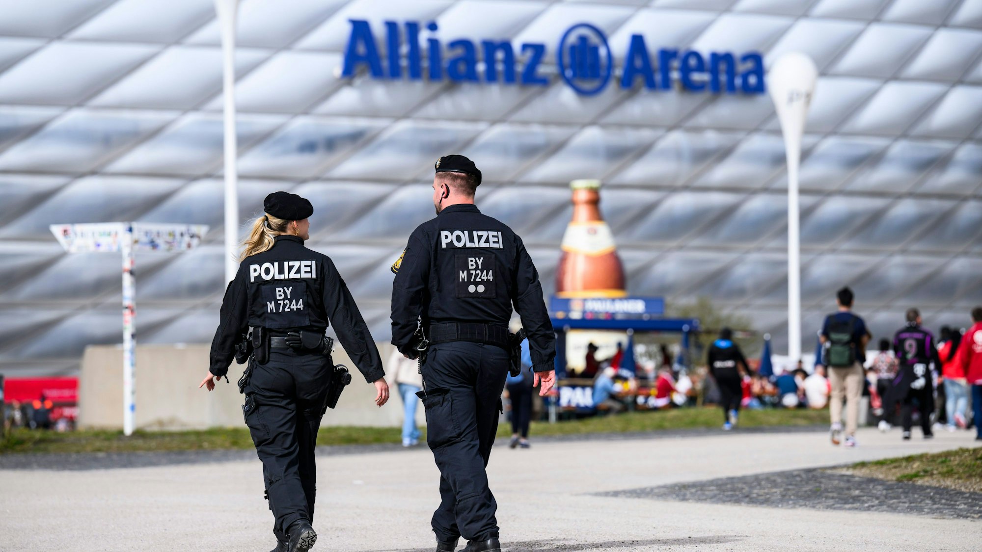 Polizei vor dem Münchner Stadion, hier bei einem Bundesliga-Spiel: Bei der EM ist mit strengen Kontrollen zu rechnen.