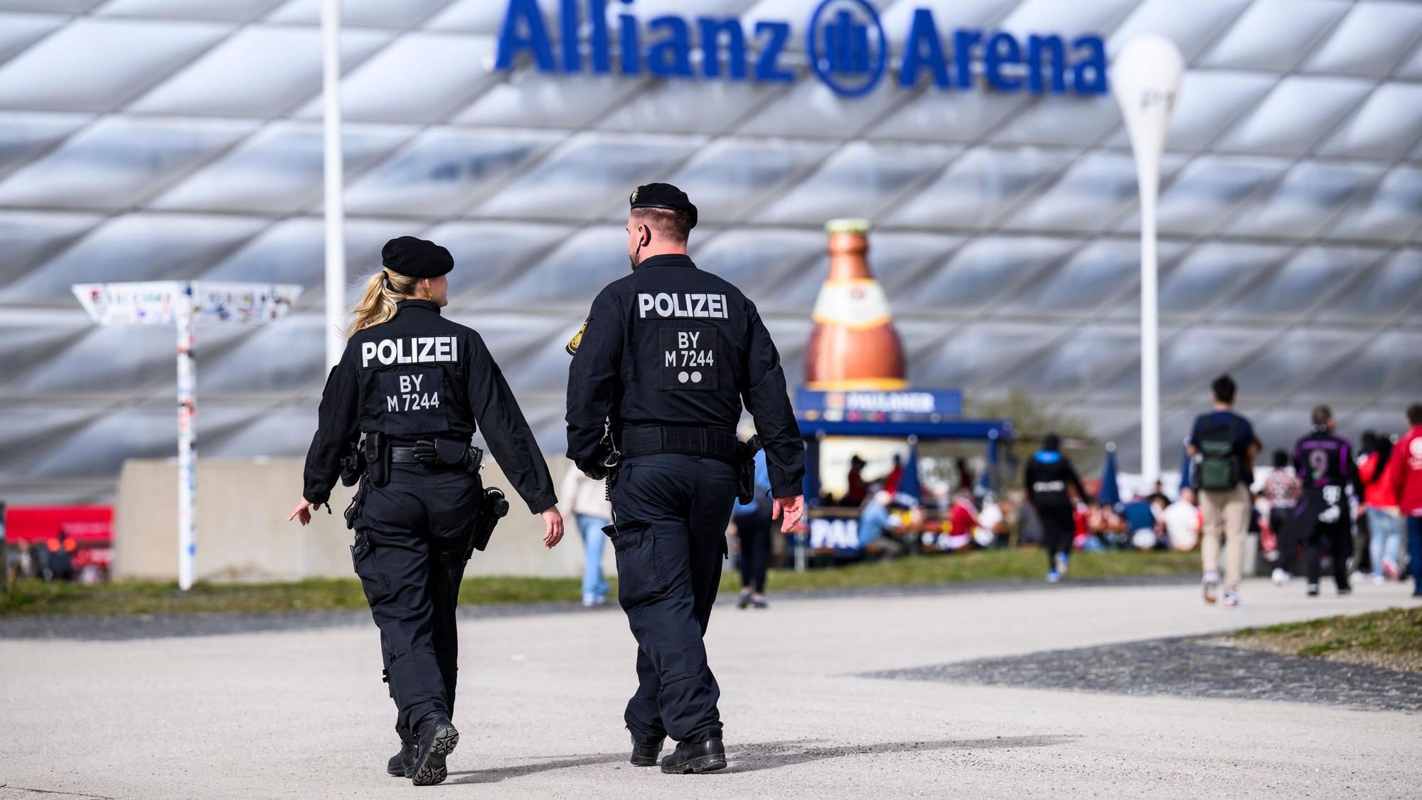 Die Polizei läuft vor einem Spiel vor der Allianz Arena.