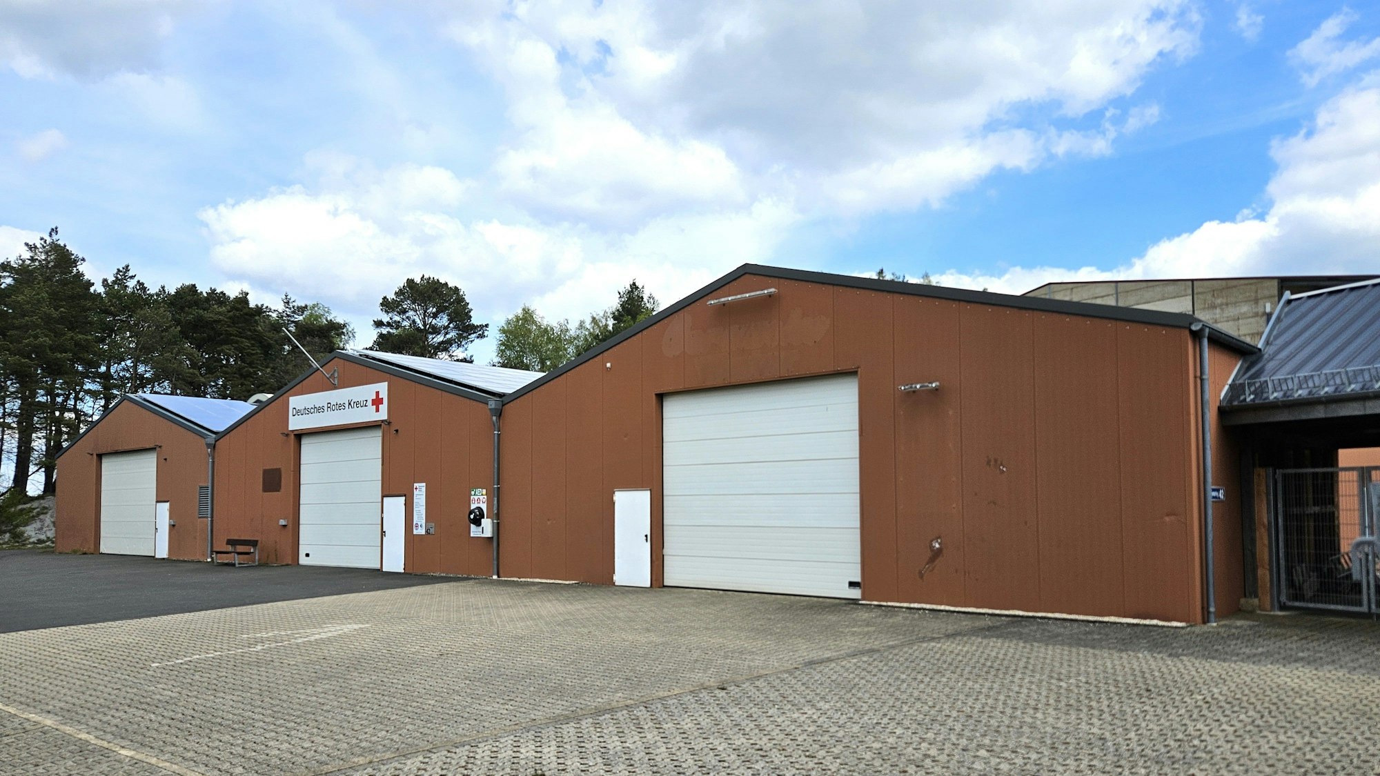 Blick auf die drei großen Hallen des DRK-Standorts in Kall.
