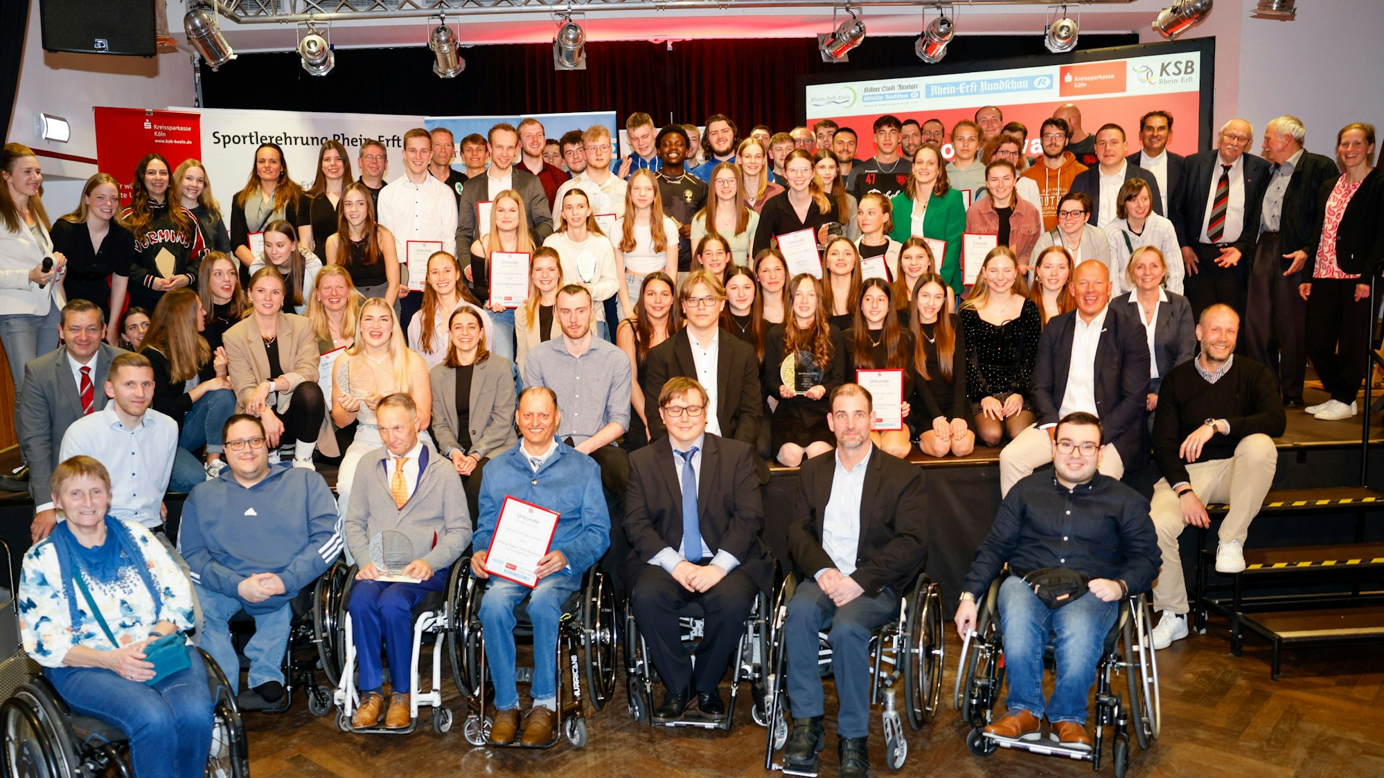 Zu sehen sind die Sieger und Gratulanten bei der Sportlerwahl.
