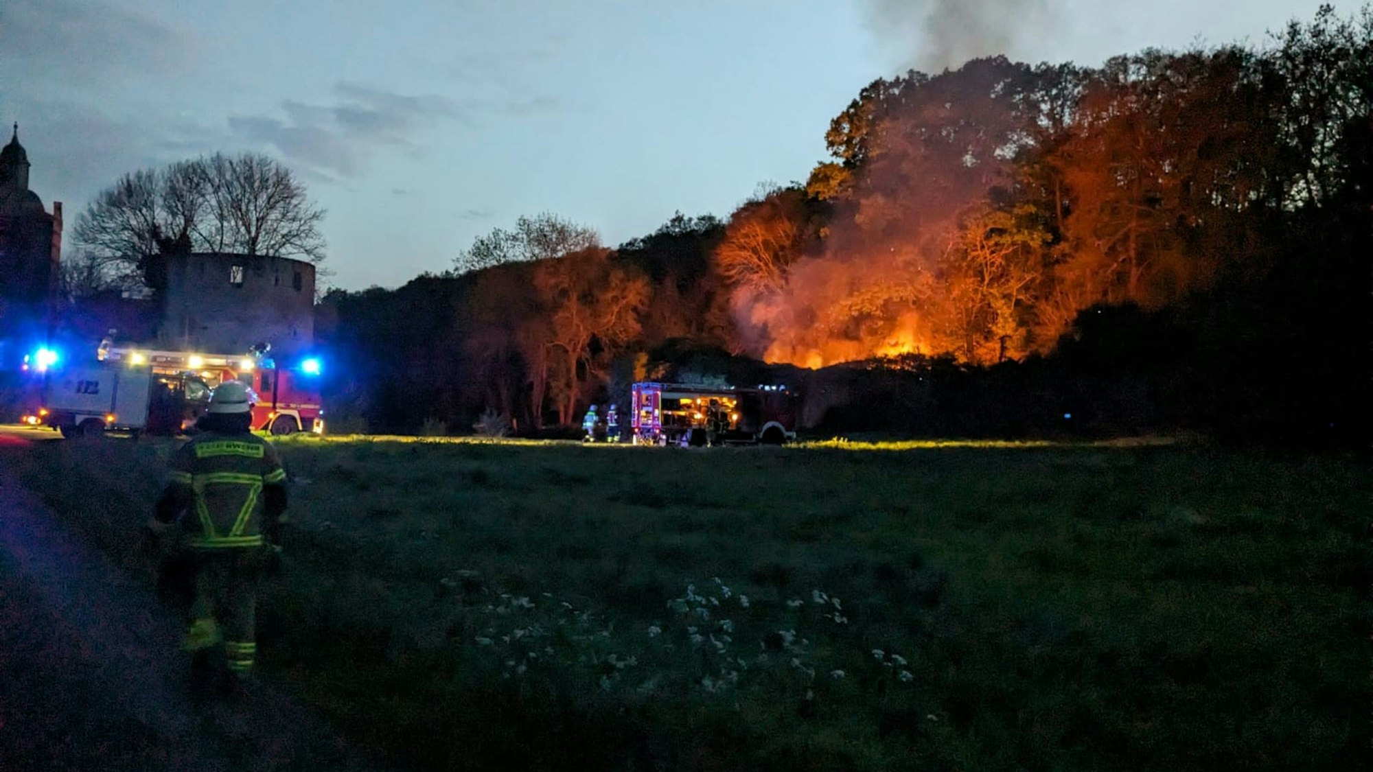Das Bild zeigt das Feuer in dem Nebengebäude. Links am Bildrand ist die Burg Veynau zu erkennen.