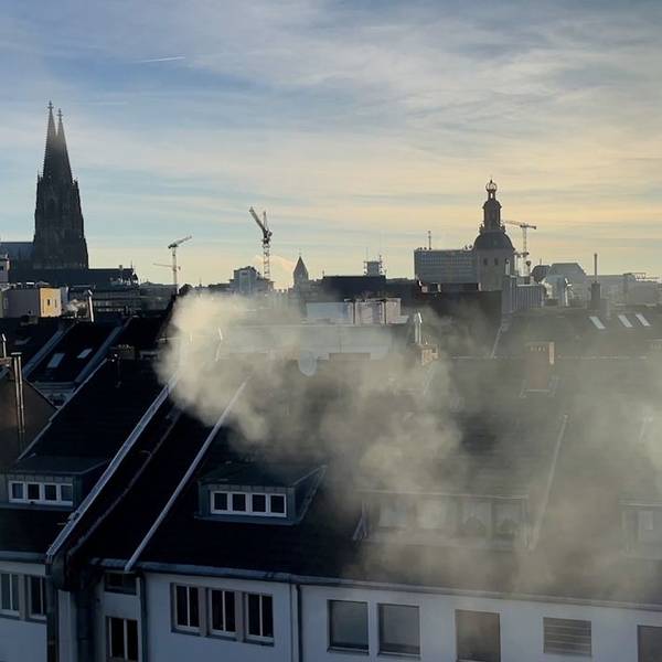 Dichter Rauch, der über den Dächern des Eigelsteinviertels in der Innenstadt steht.