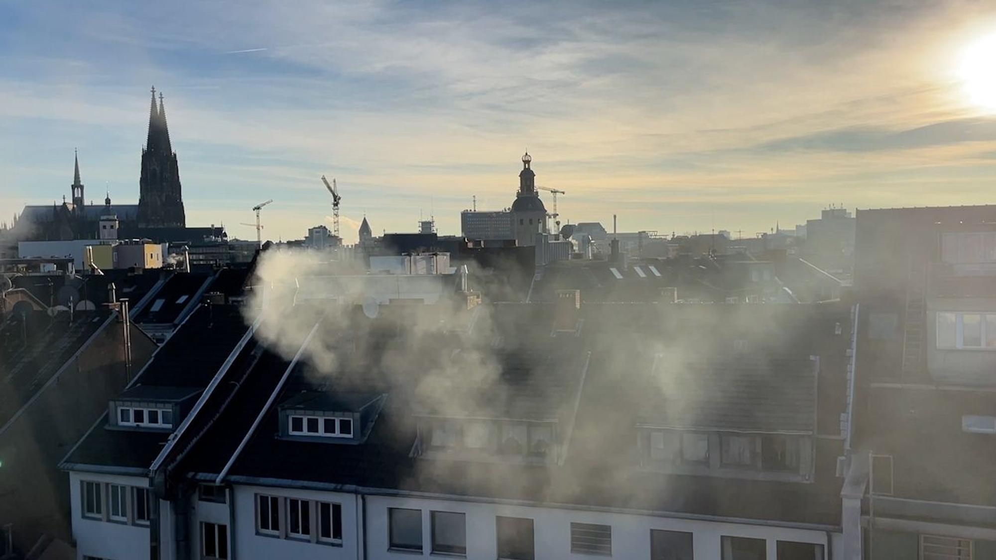 Rauchschwaden über dem Eigelstein-Viertel.