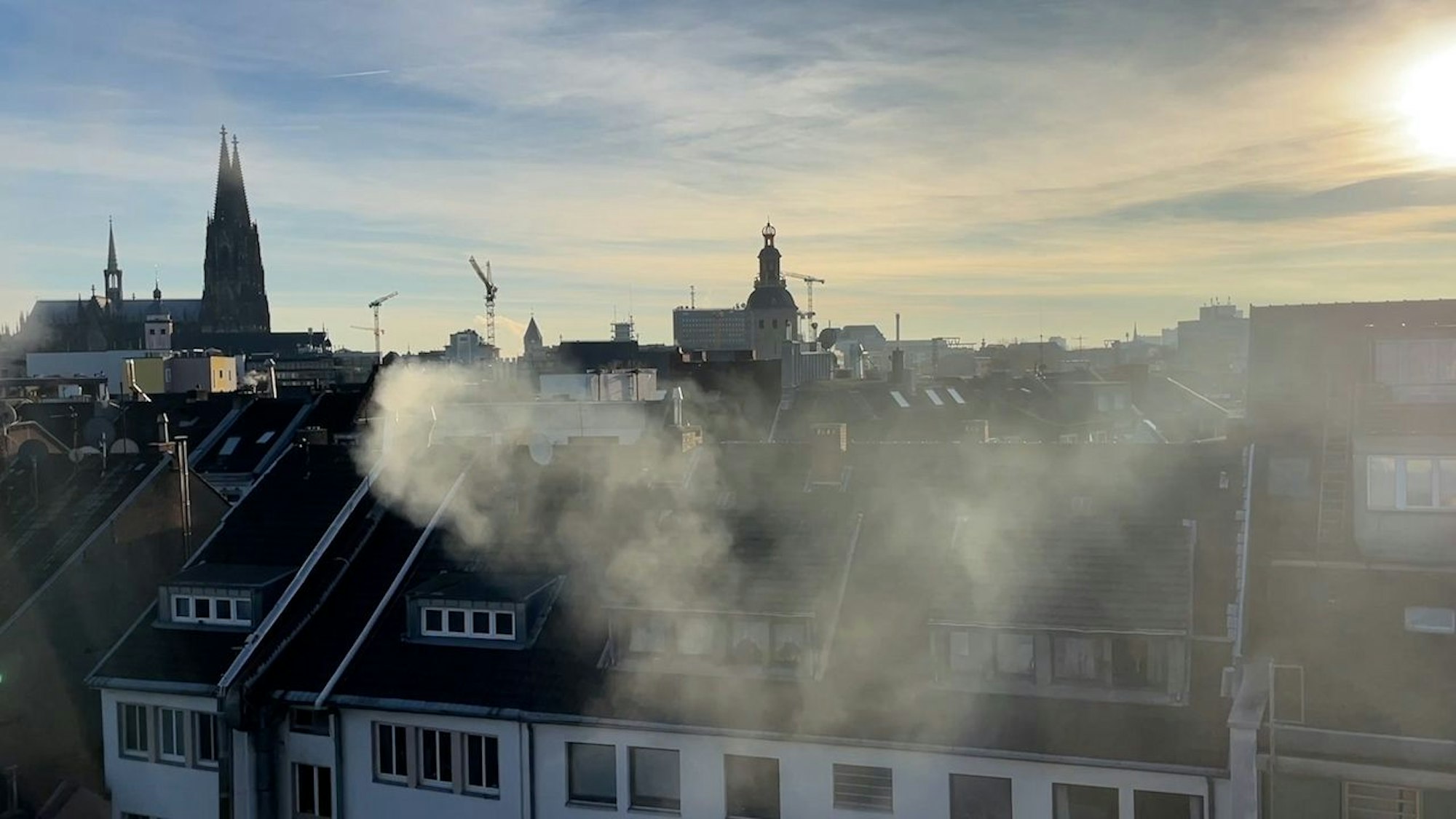 Rauchschwaden über dem Eigelstein-Viertel.