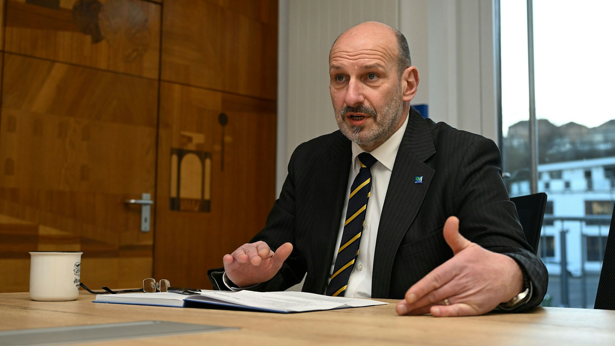 Overaths Bürgermeister Christoph Nicodemus leidet unter den Folgen zweier Corona-Infektionen.