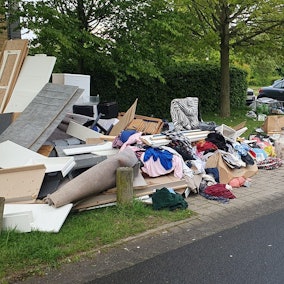 Am Sindorfer Rotkehlchenweg liegt ein großer Haufen Müll, nicht alles davon ist Sperrmüll.