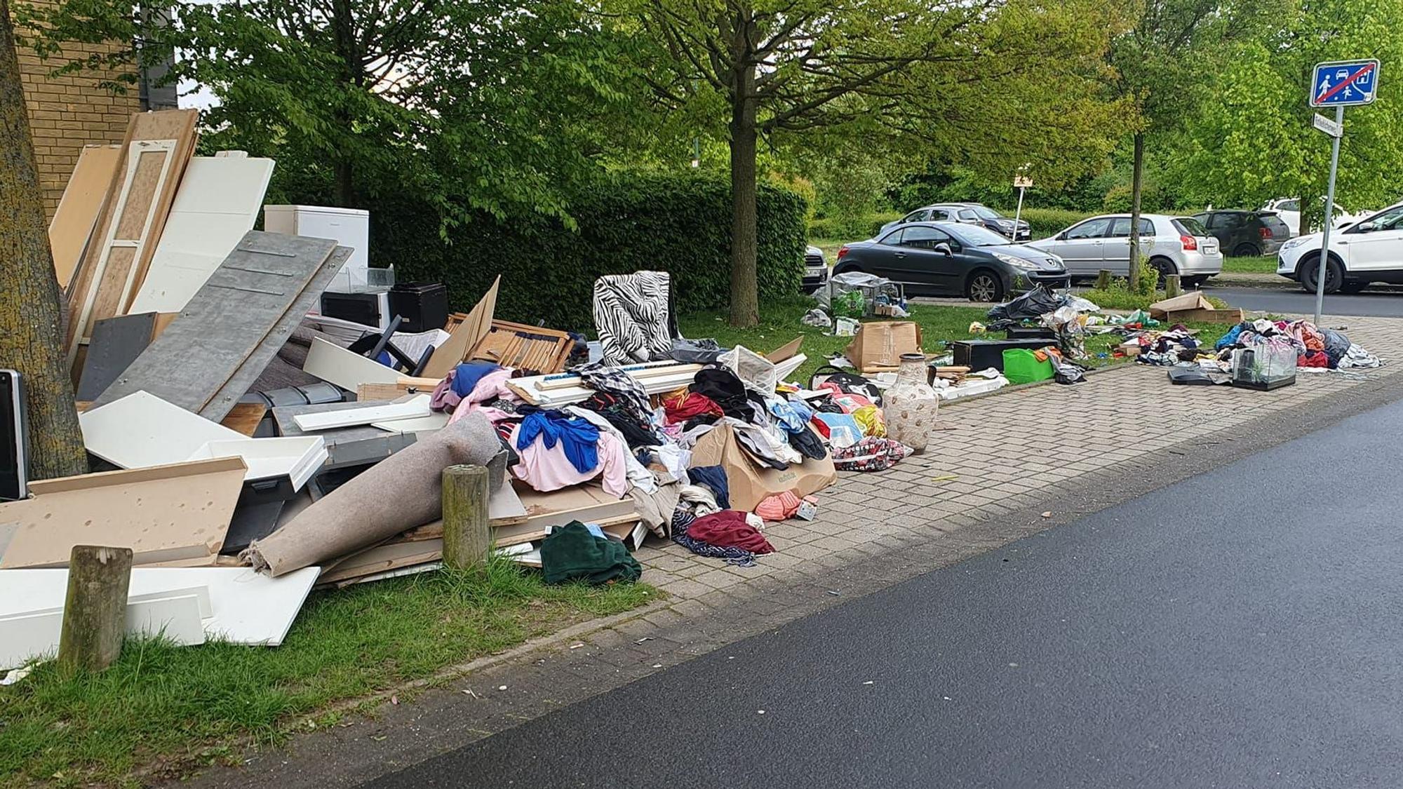 Am Sindorfer Rotkehlchenweg liegt ein großer Haufen Müll, nicht alles davon ist Sperrmüll.