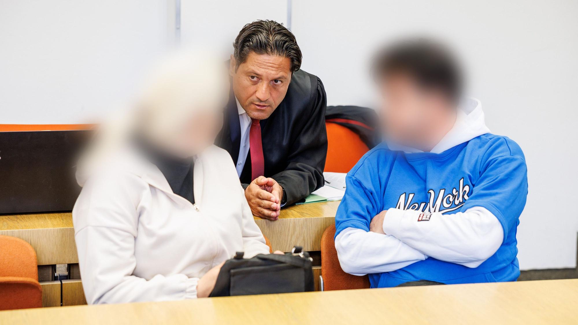 23.04.2024, Bayern, München: Rechtsanwalt Ömer Sahinci redet mit seinen Mandanten, einem wegen Erpressung angeklagten angeblichen Hellseher und dessen ebenfalls wegen Erpressung mitangeklagten Ehefrau vor Prozessbeginn in einem Gerichtssaal im Landgericht München.