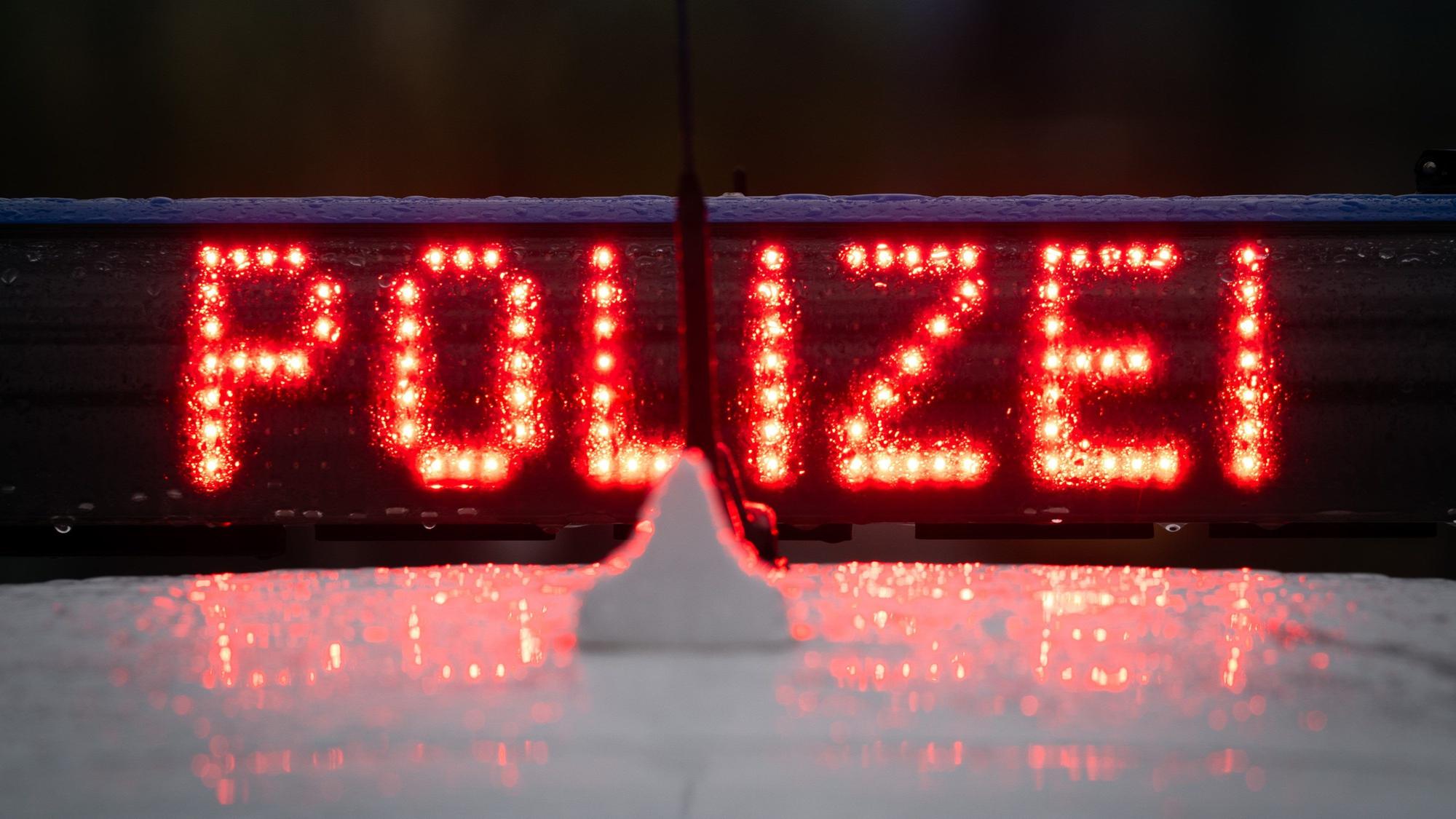 Der Schriftzug „Polizei“, leitet auf dem Dach eines Polizeiwagens.