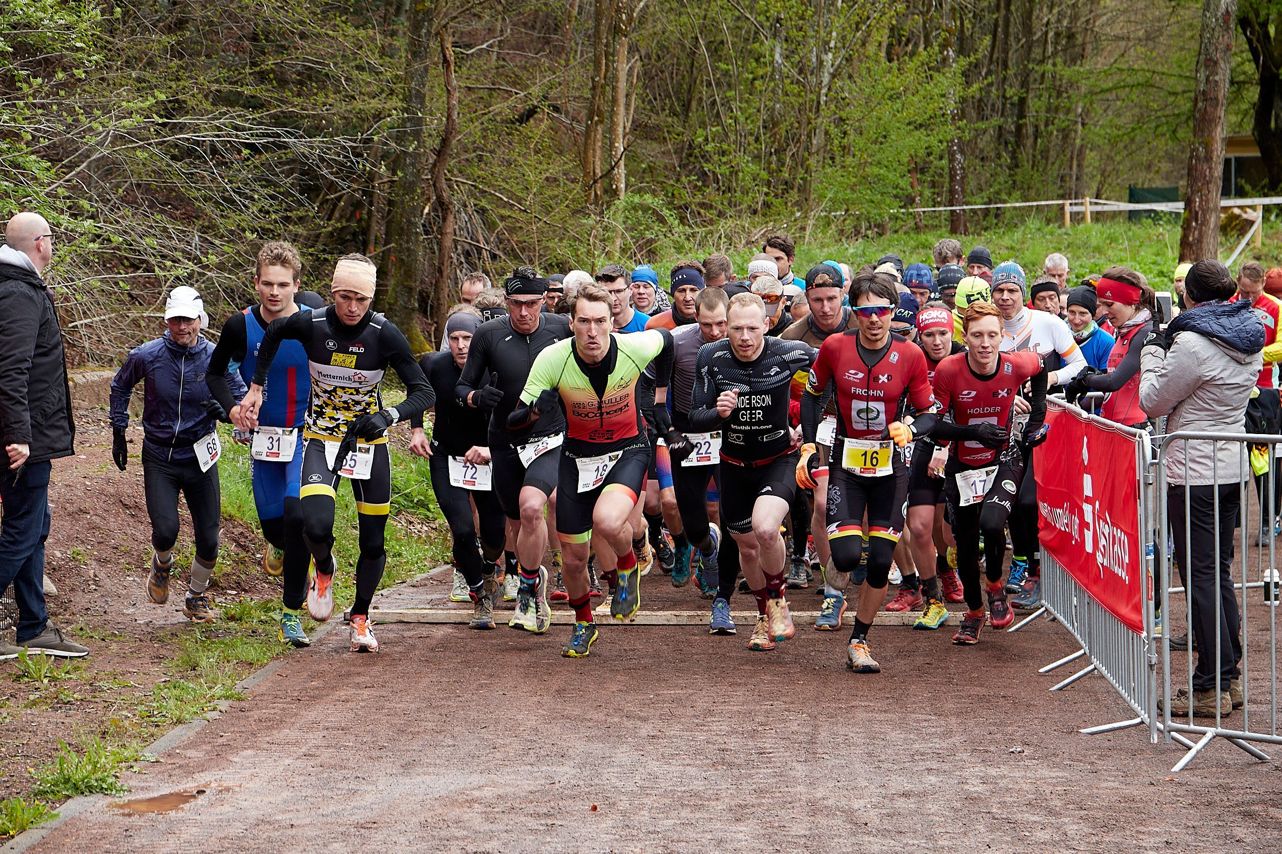 Dichtes Gedränge beim Start des Crossduathlons in Schleiden.