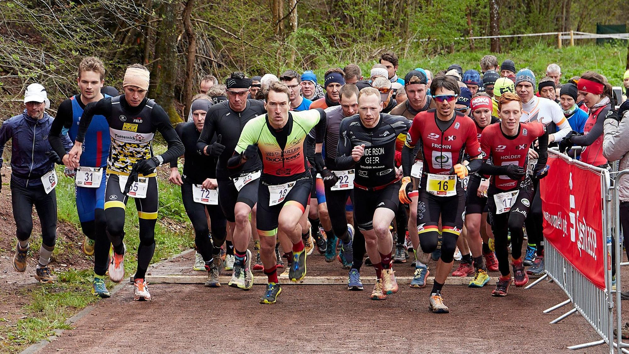 Dichtes Gedränge beim Start des Crossduathlons in Schleiden.