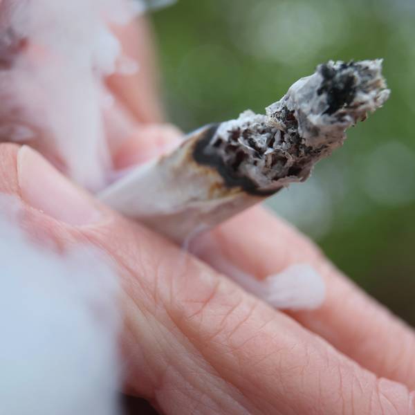 Das Symbolbild zeigt, wie ein Mann einen Joint raucht.