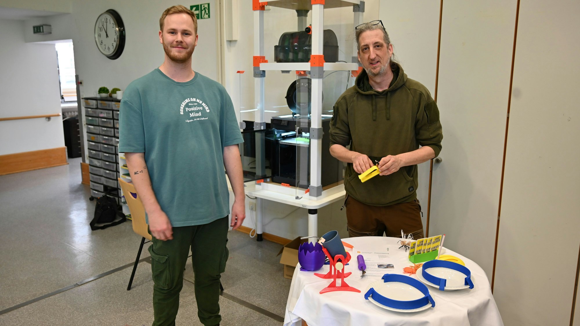 Marco Vetter (l.) und Torsten Letz führen den neuen 3D-Drucker im Dr.-Dormagen-Guffanti-Haus der SBK vor sowie eine Auswahl der bereits mit ihm produzierten Stücke.