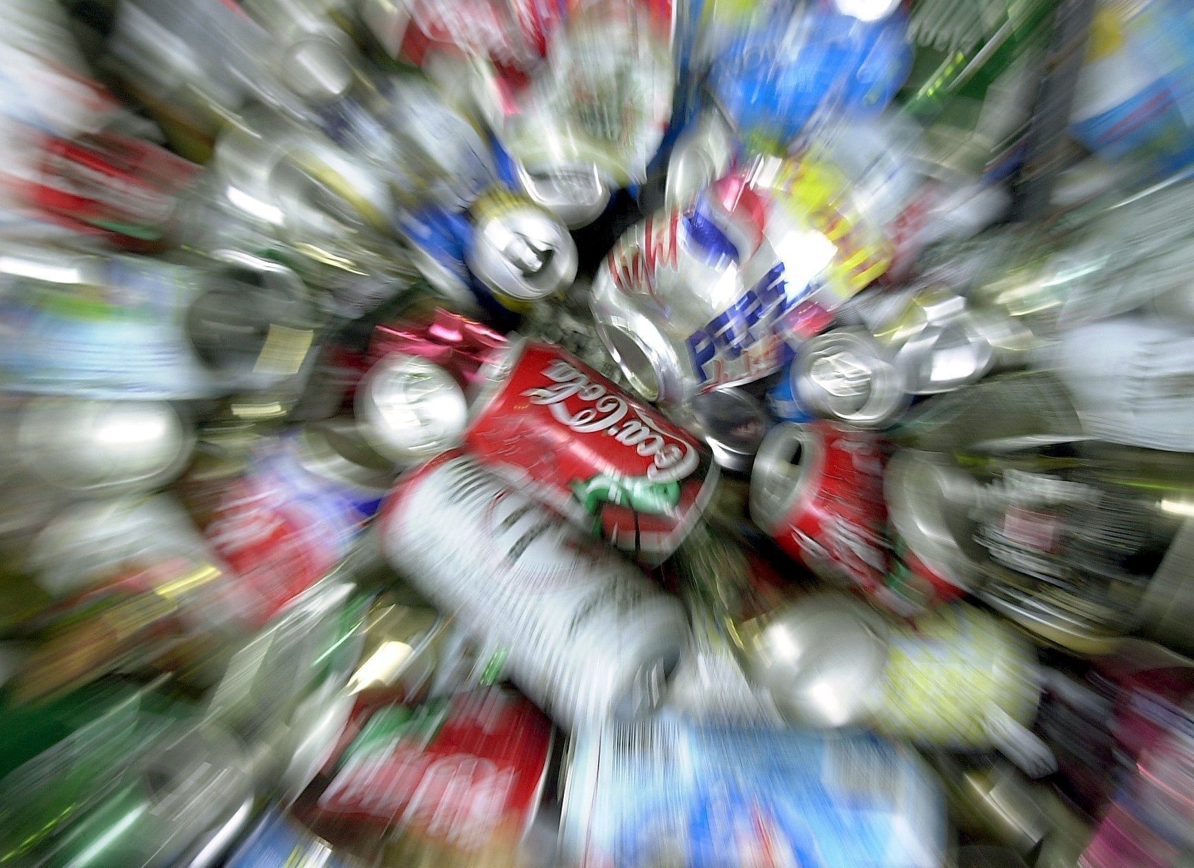 Das Archivbild zeigt Getränkedosen.