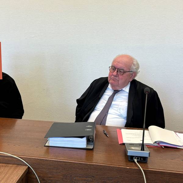 Der Angeklagte mit seinem Verteidiger zu Beginn des Prozesses.