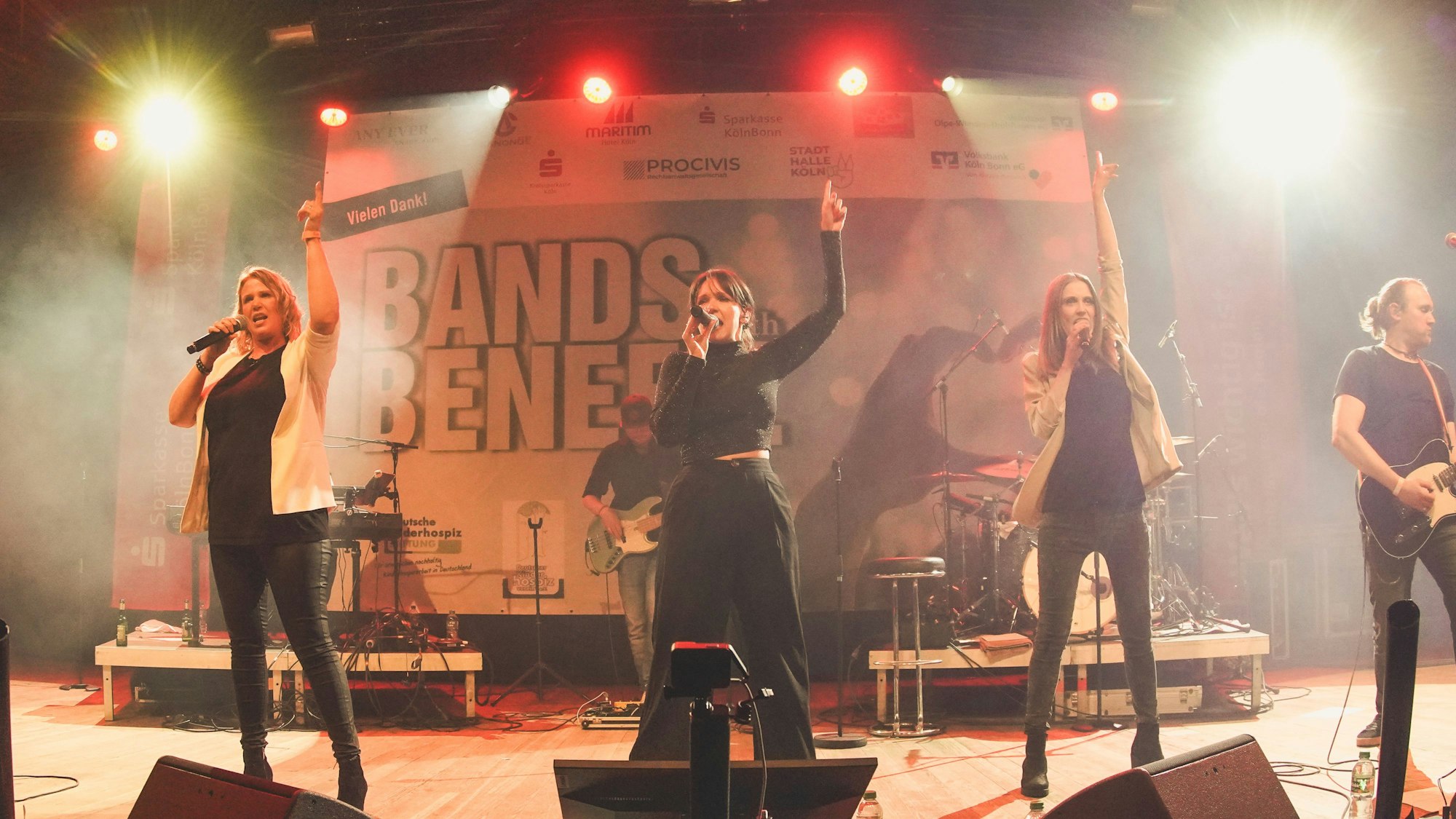 Zurück auf der Bühne: Carolin Kebekus (Mitte) mit den Beer Bitches.